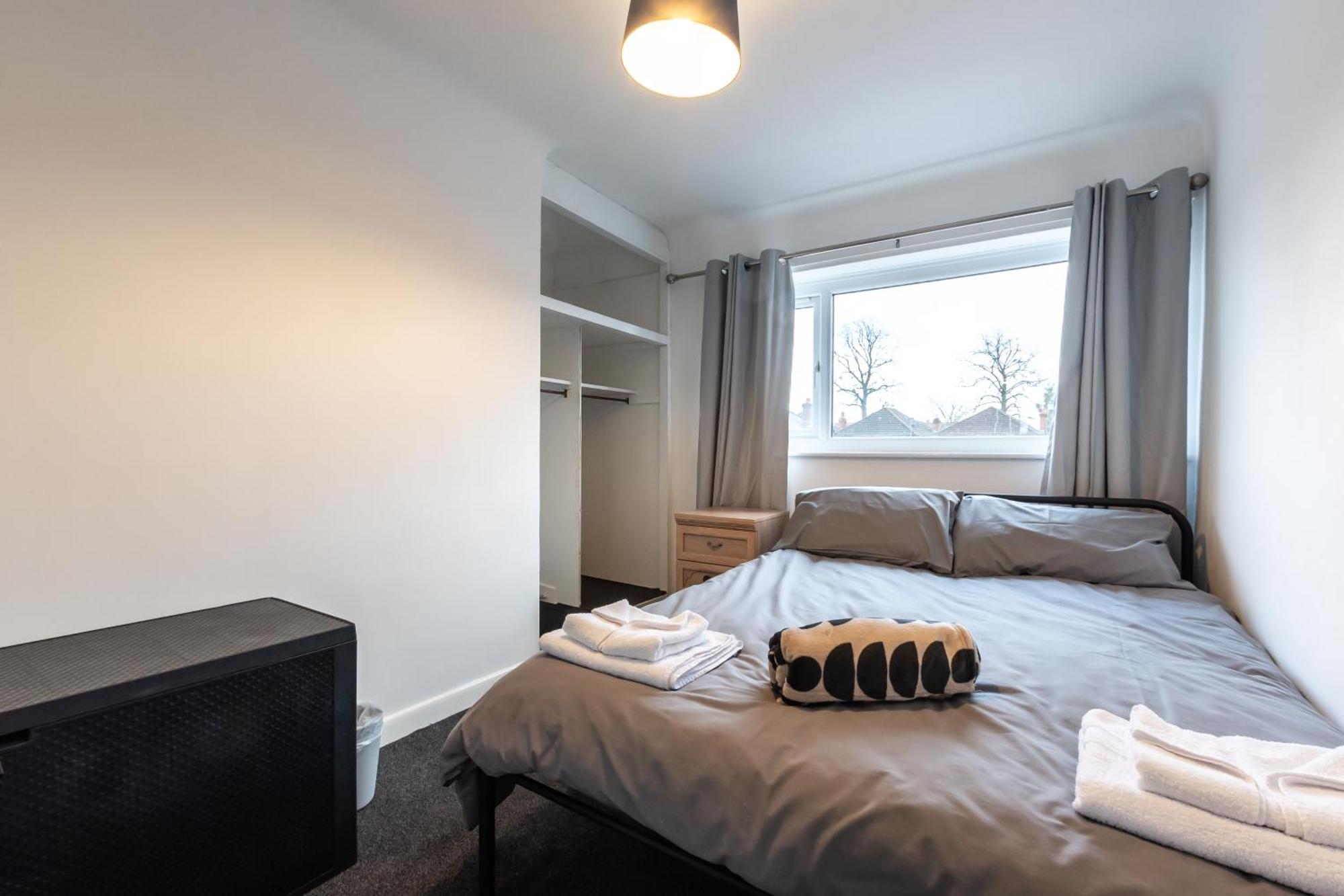 Modern Flat In Southampton, Sleeps 5, Free Off-road Parking, Close To Hospital, Cruise Terminal And Centre, Great For Contractors, Friends & Families Apartment Southampton