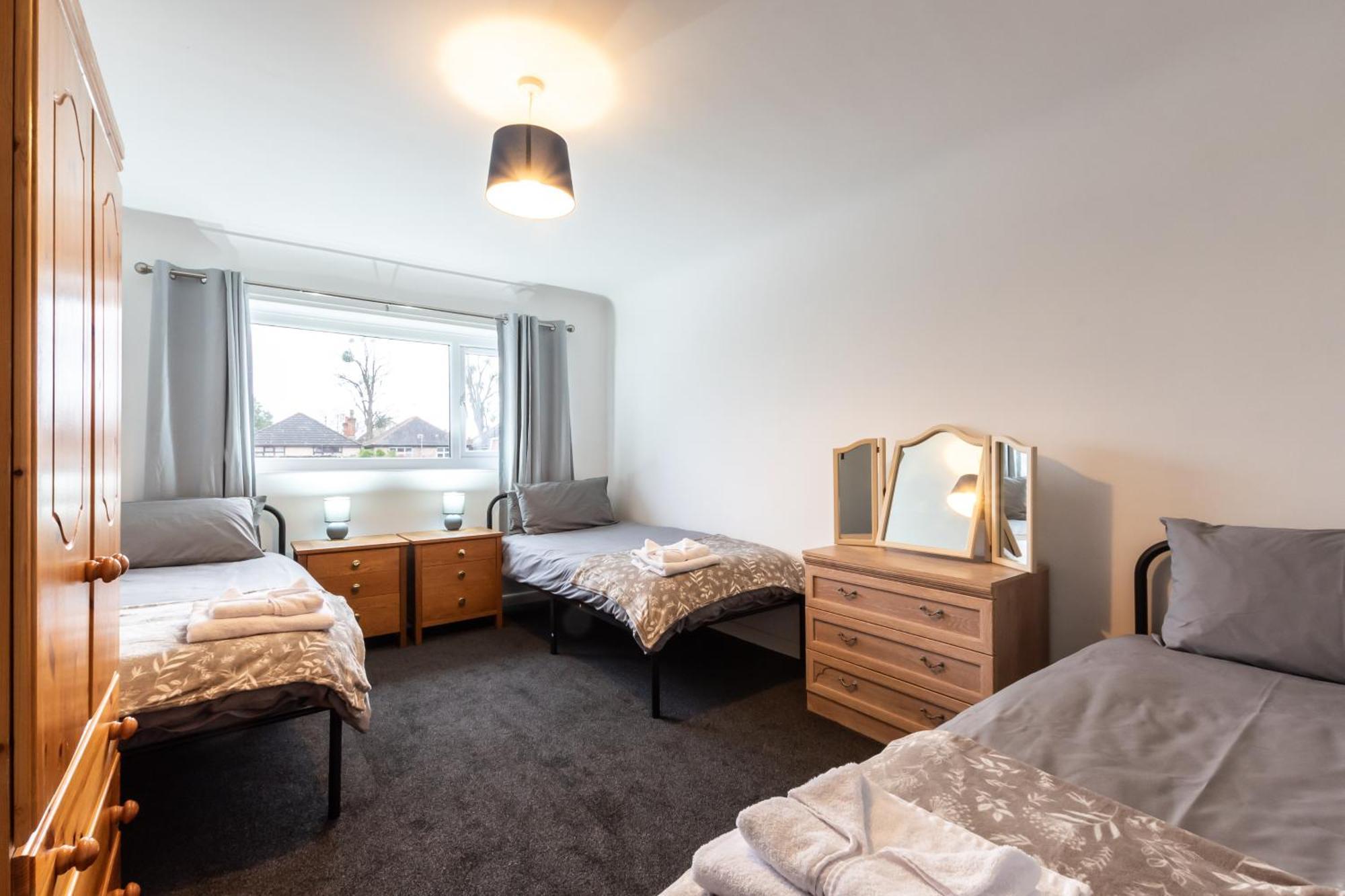 Modern Flat In Southampton, Sleeps 5, Free Off-road Parking, Close To Hospital, Cruise Terminal And Centre, Great For Contractors, Friends & Families